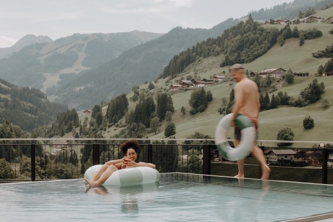 Pärchen am Pool im Hotel Dorfer