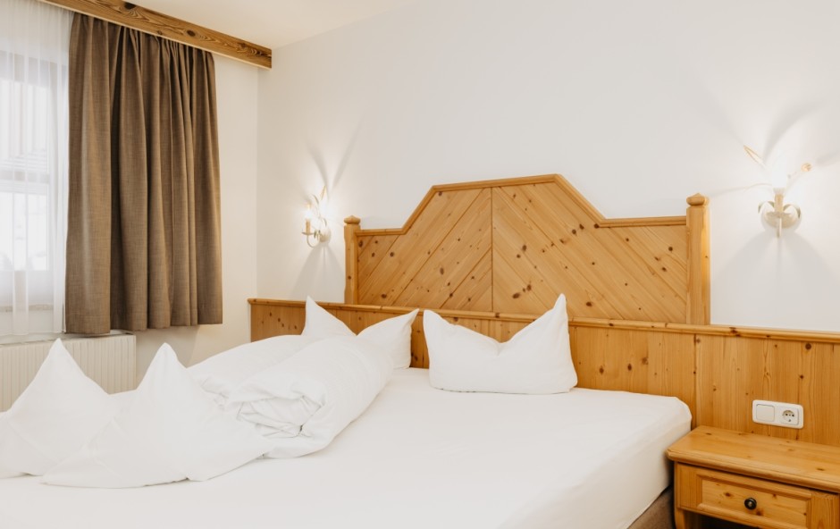 Doppelbett in der Kategorie L im Hotel Dorfer