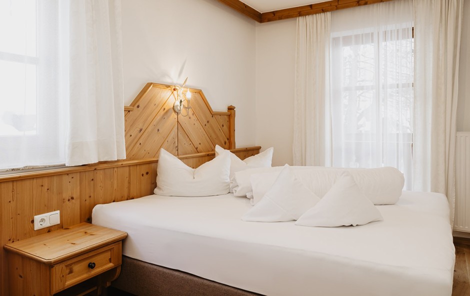 Gem&uuml;tliches Doppelbett im Doppelzimmer M