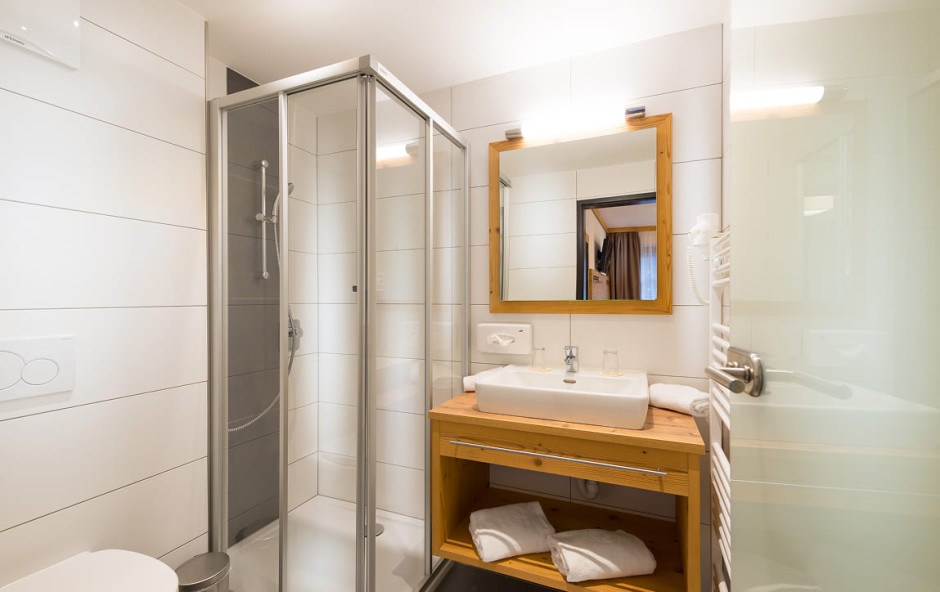 Badezimmer mit Dusche